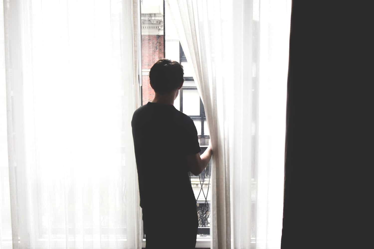 Deprimierter Mann kurz vor Delogierung